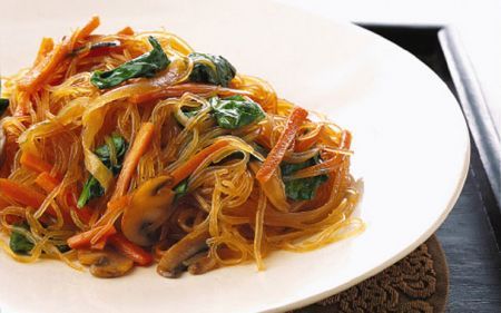 Spaghetti di soia saltati alla coreana (Chapchae)