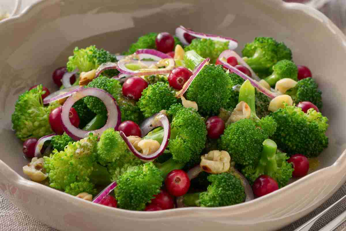 Insalata di broccoli in una ciotola