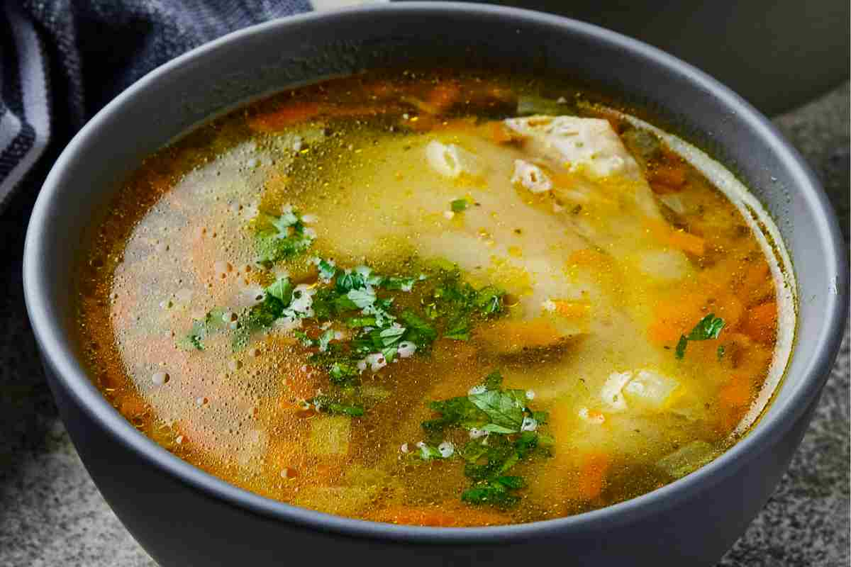 Brodo di cappone in una ciotola