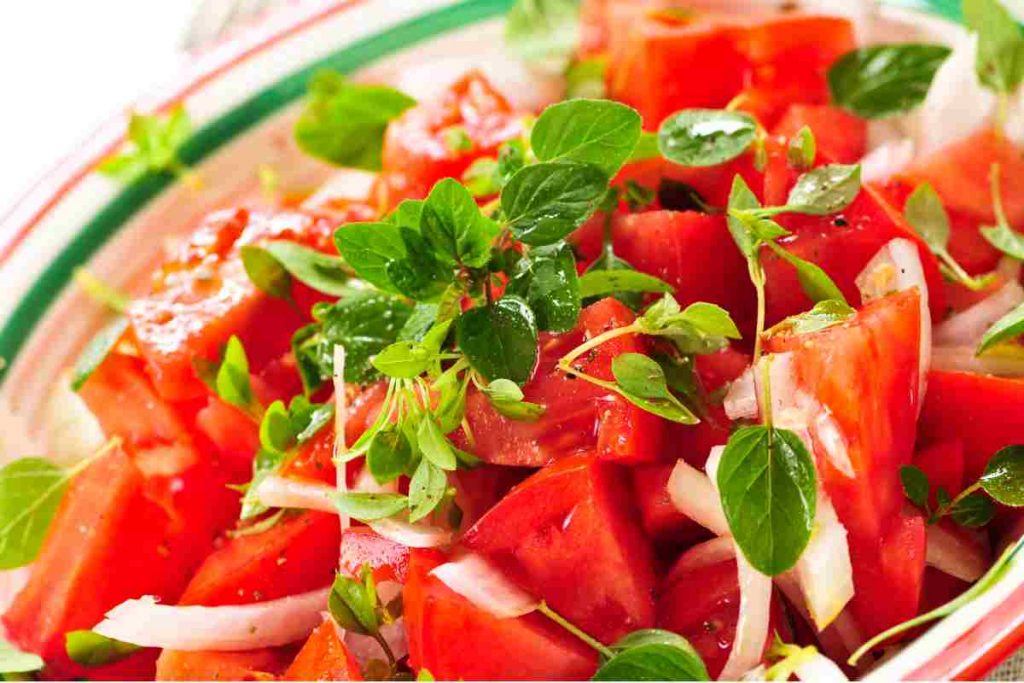 Insalata di pomodori per insalate estive fredde