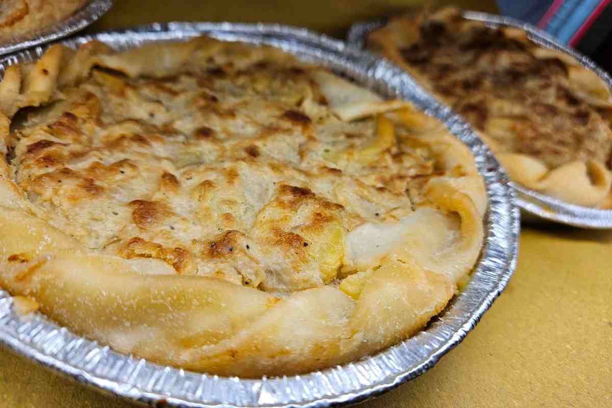 Torta Baciocca con patate e cipolle in una teglia di alluminio