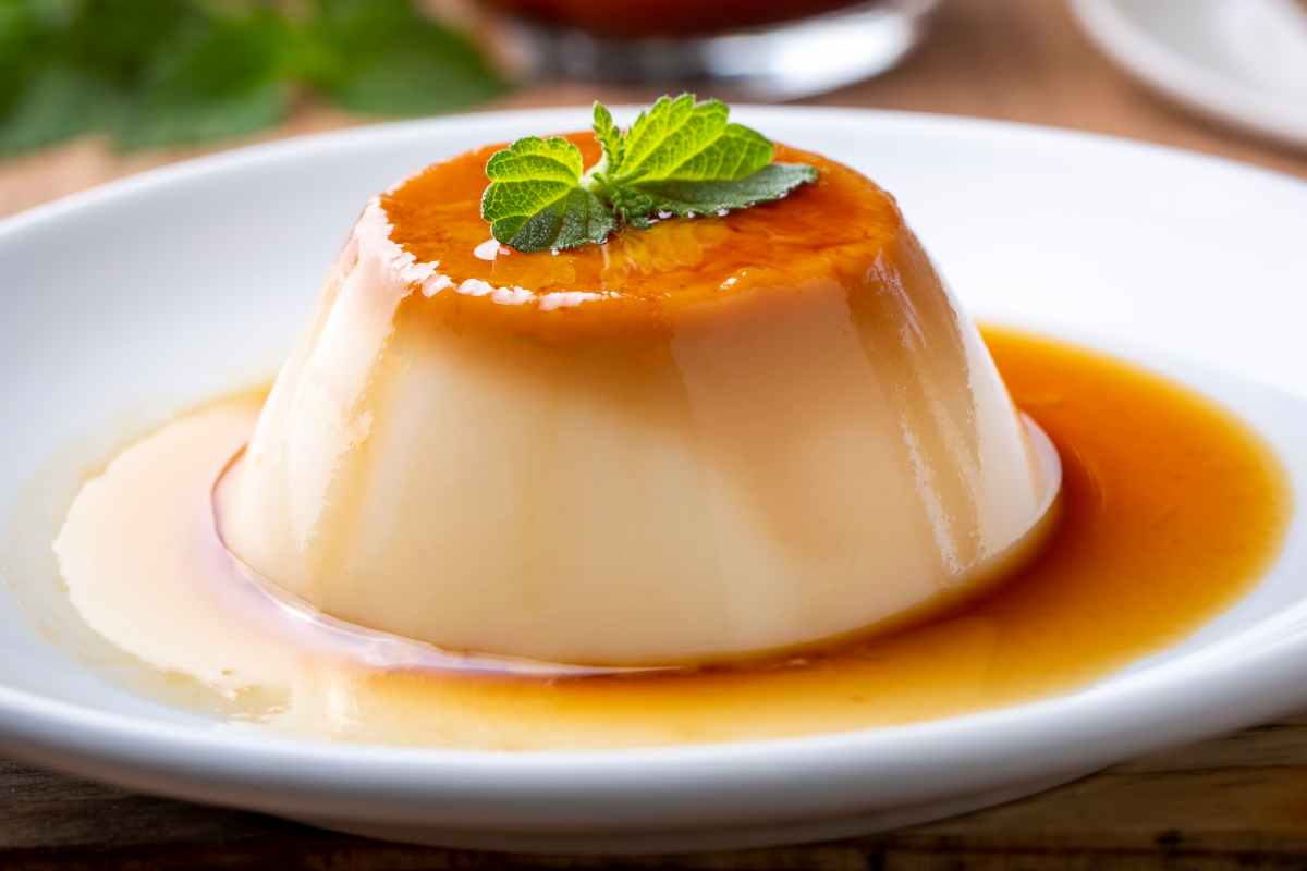 Creme caramel in un piattino