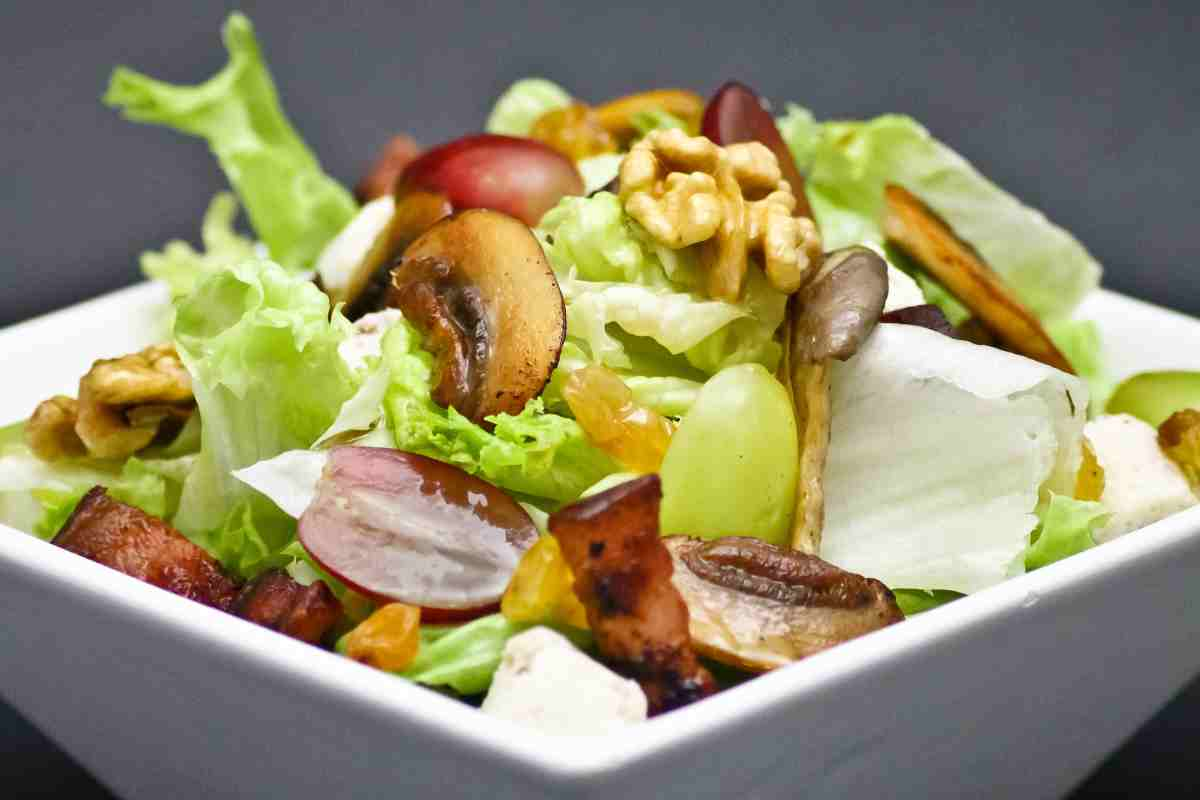 Insalata autunnale con uva, funghi, caprino e noci