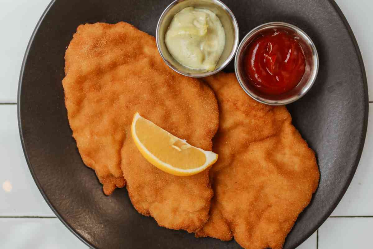 Cotoletta di tacchino in un piatto nero