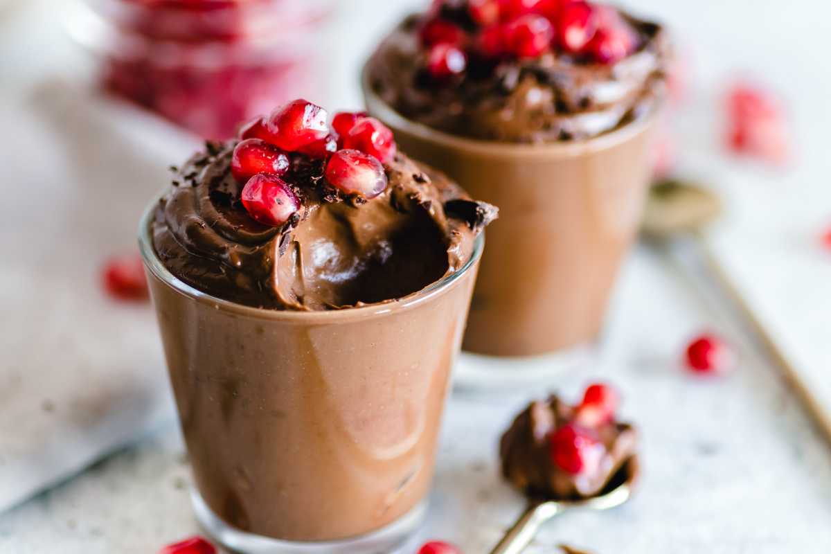 Mousse al cioccolato in bicchierini con decorazione di melograno