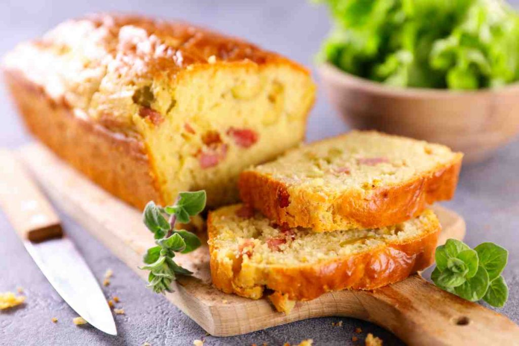 Plumcake salato al prosciutto cotto su un tagliare di legno