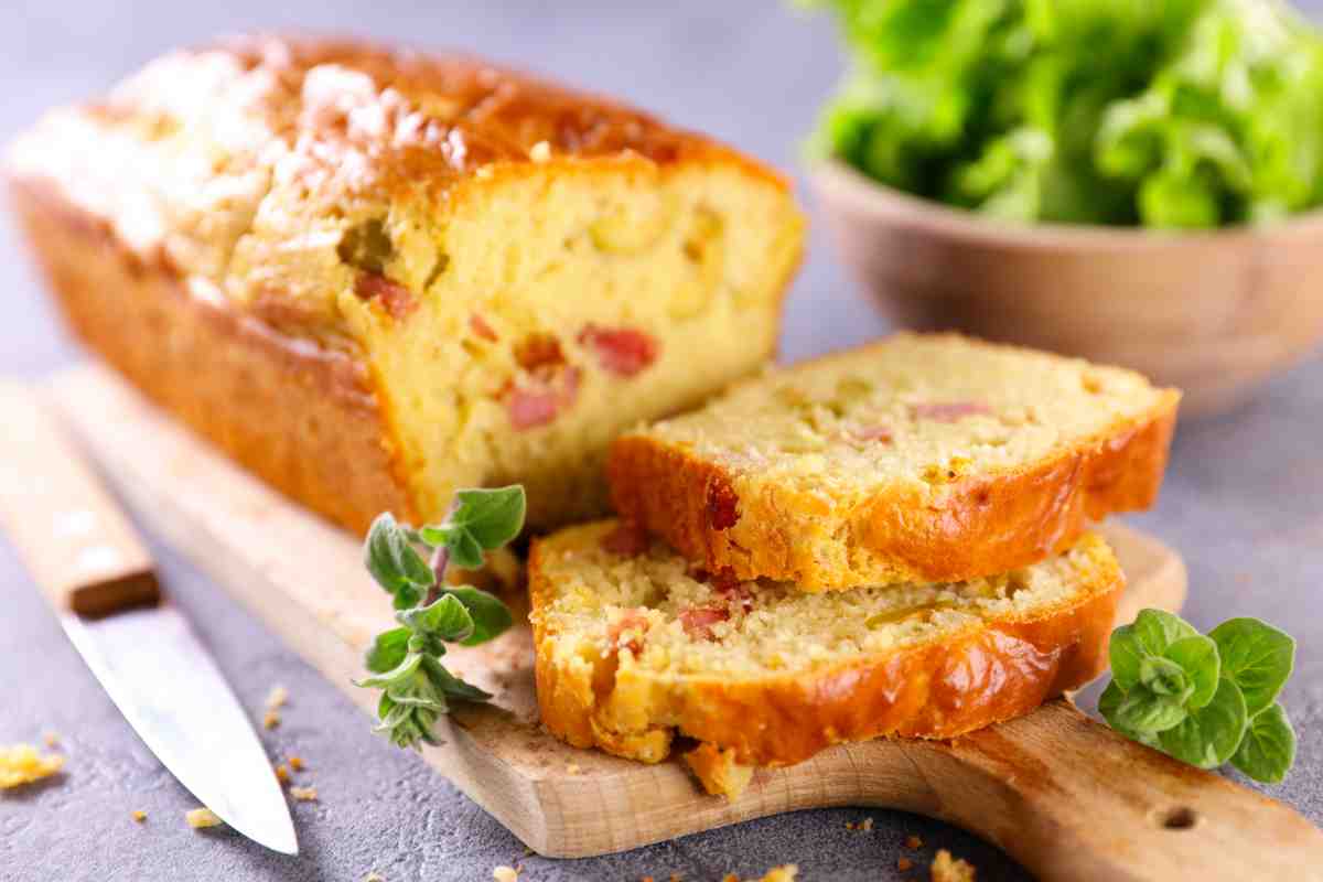 Plumcake salato al prosciutto cotto su un tagliare di legno