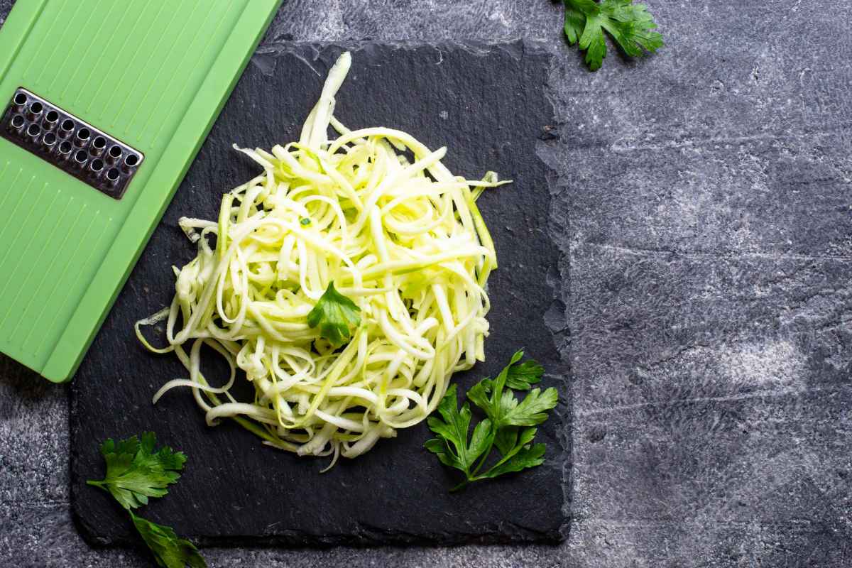 Spaghetti di zucchine: ricetta light facile e veloce