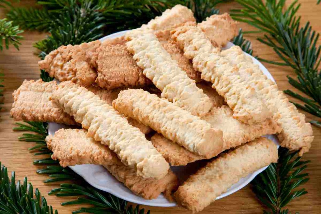 Biscotti di Natale alsaziani in un piatto