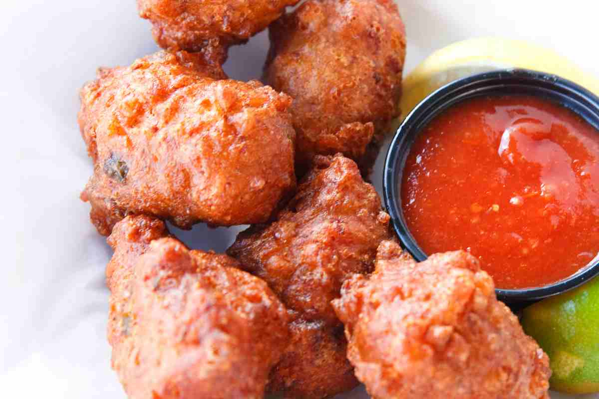 Frittelle di pastasciutta con una ciotola di salsa