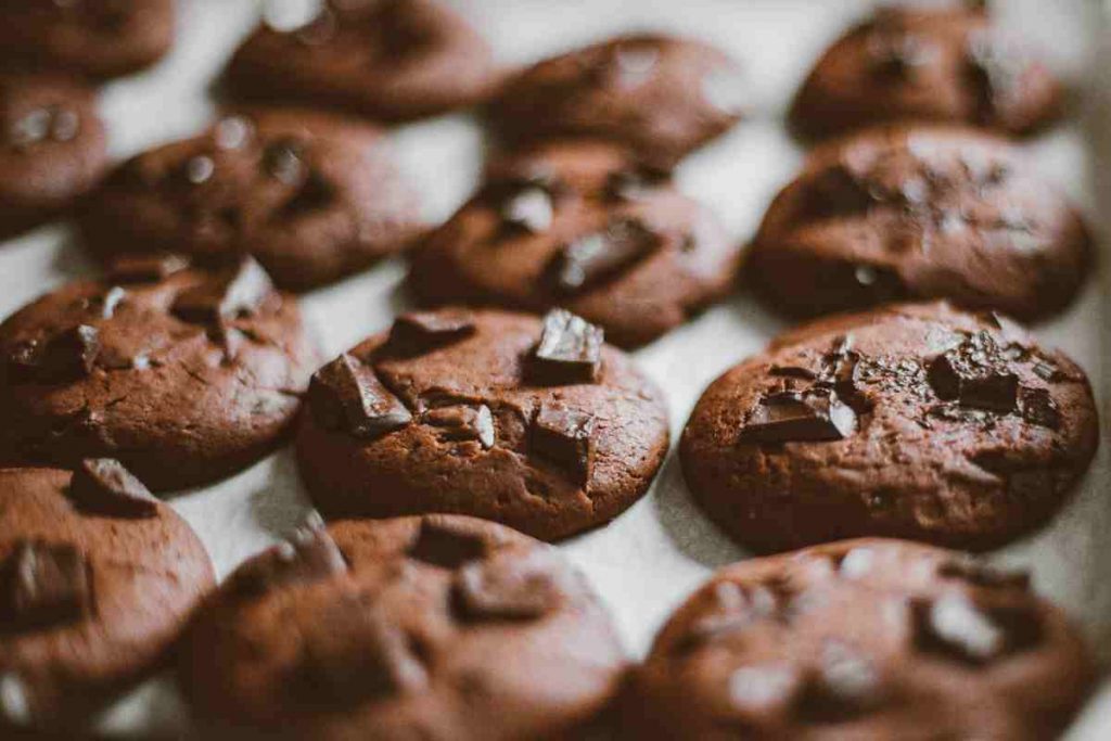 Cookies americani al cioccolato in una teglia