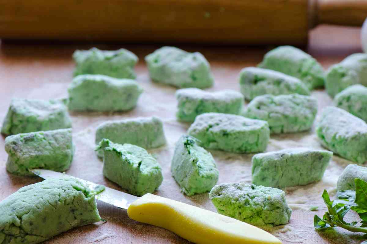 Gnocchi al basilico appena fatti su un tagliere