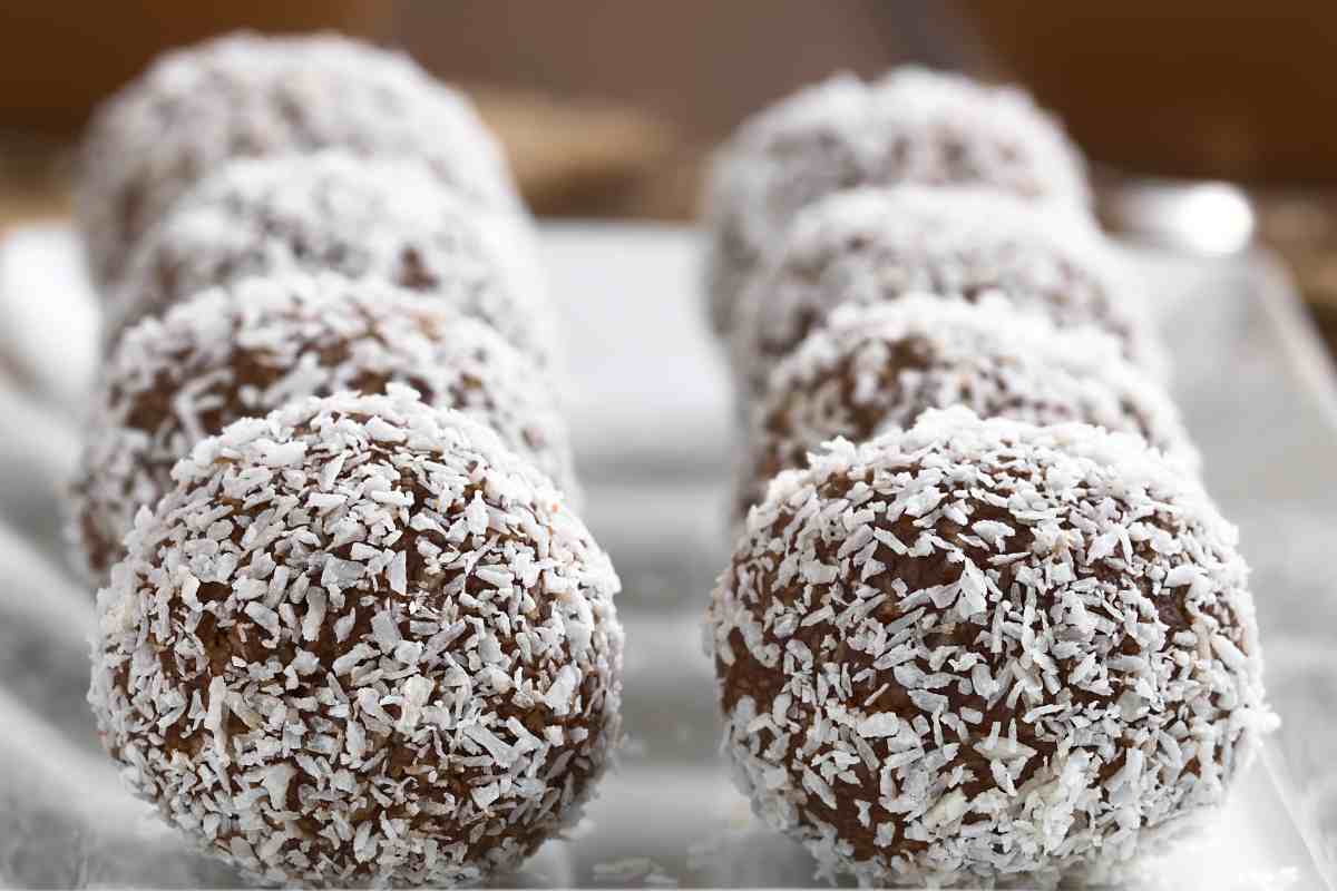 Palline cocco e cioccolato in fila in un piatto