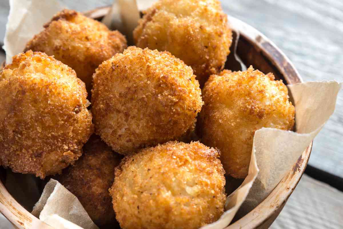 Polpette di riso taleggio e zafferano in una ciotola di legno