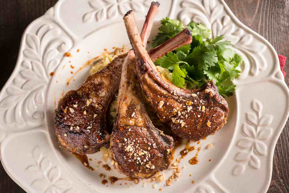 Costolette di agnello con crema di noci e parmigiano