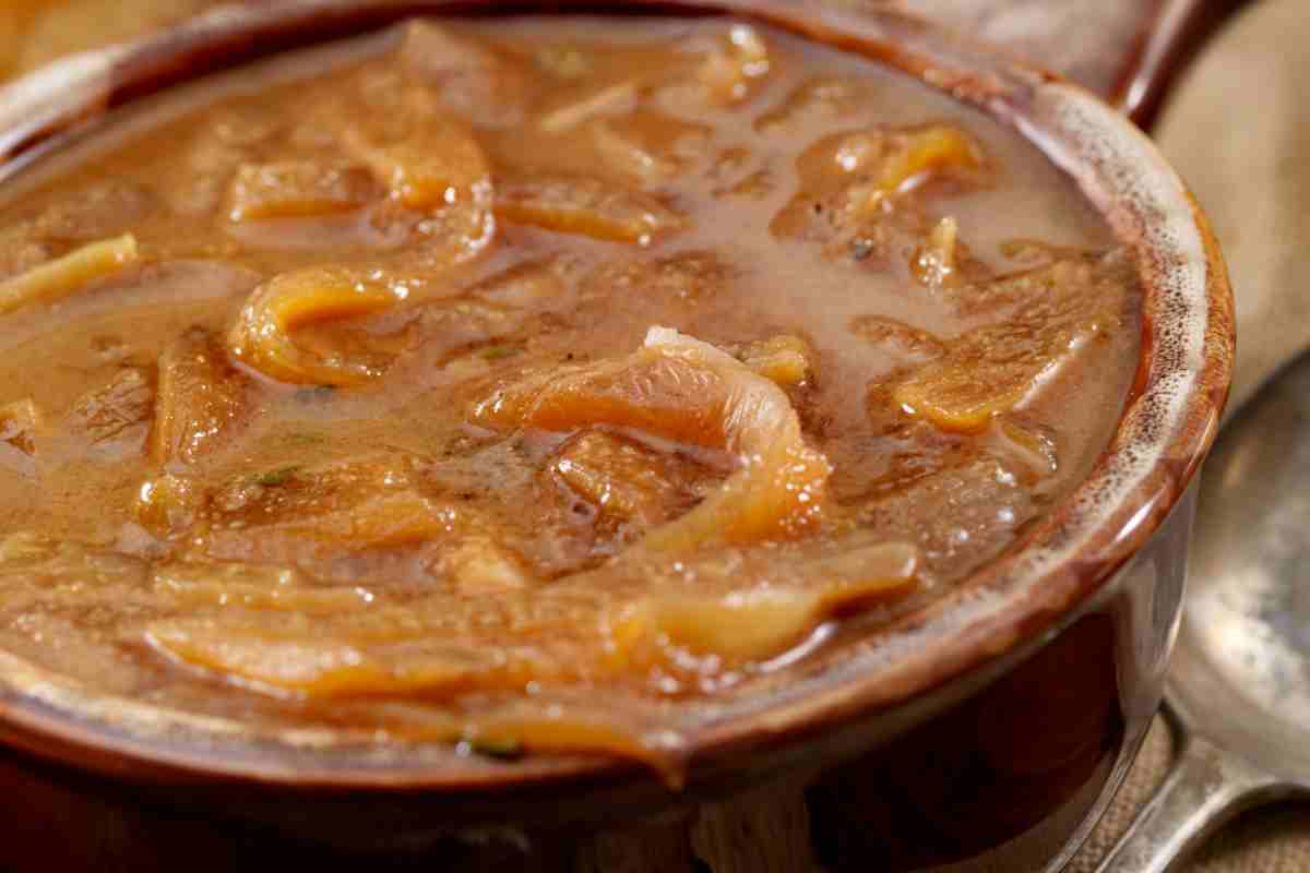 Minestra di cipolle di Tropea, una zuppa sana e appetitosa che è una vera poesia, il piatto perfetto per affrontare l’inverno