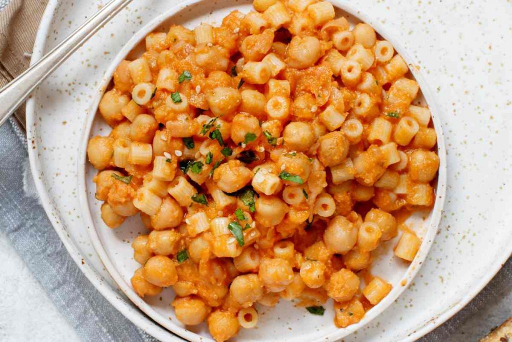 Pasta con ceci e 'nduja in un piatto vista dall'alto