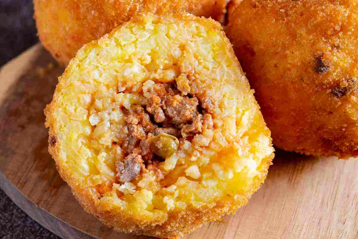 Arancini al forno su un tagliere