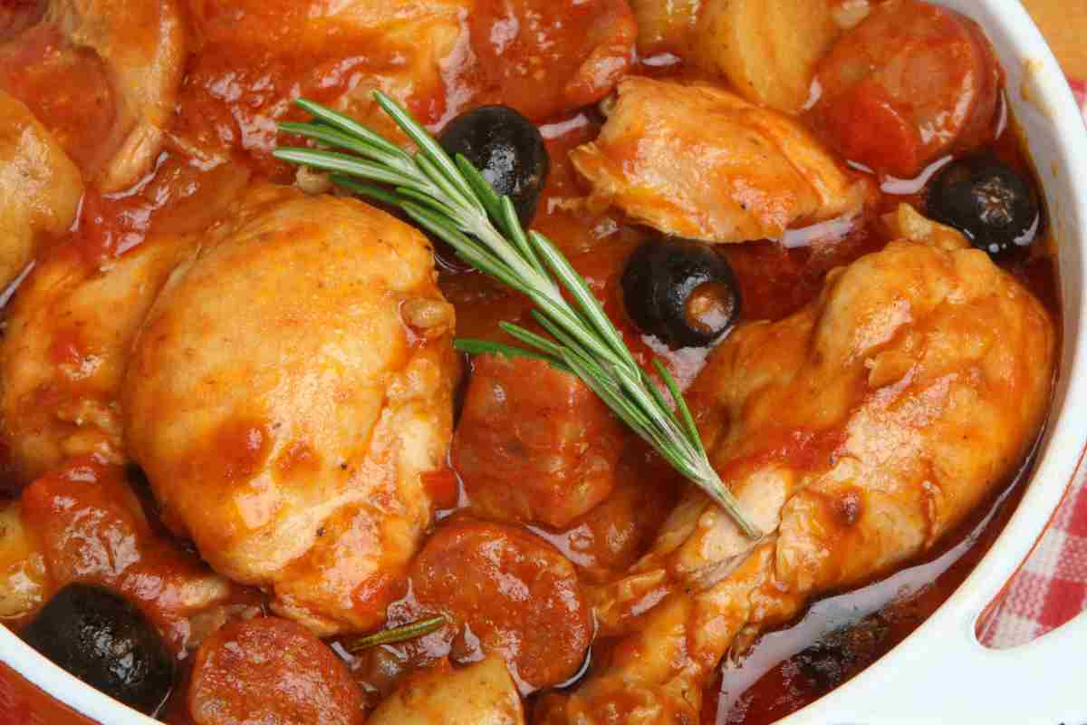 Pollo con olive e pomodoro in una casseruola