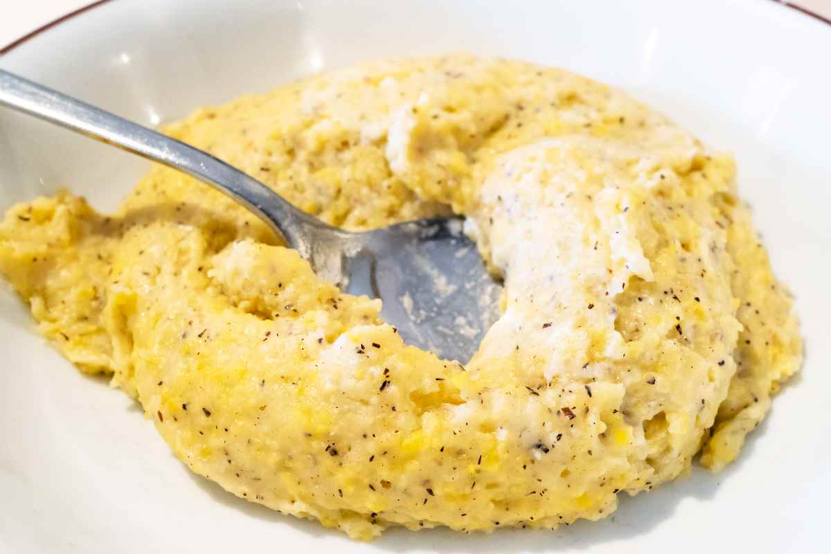 Polenta taragna in un piatto con del formaggio