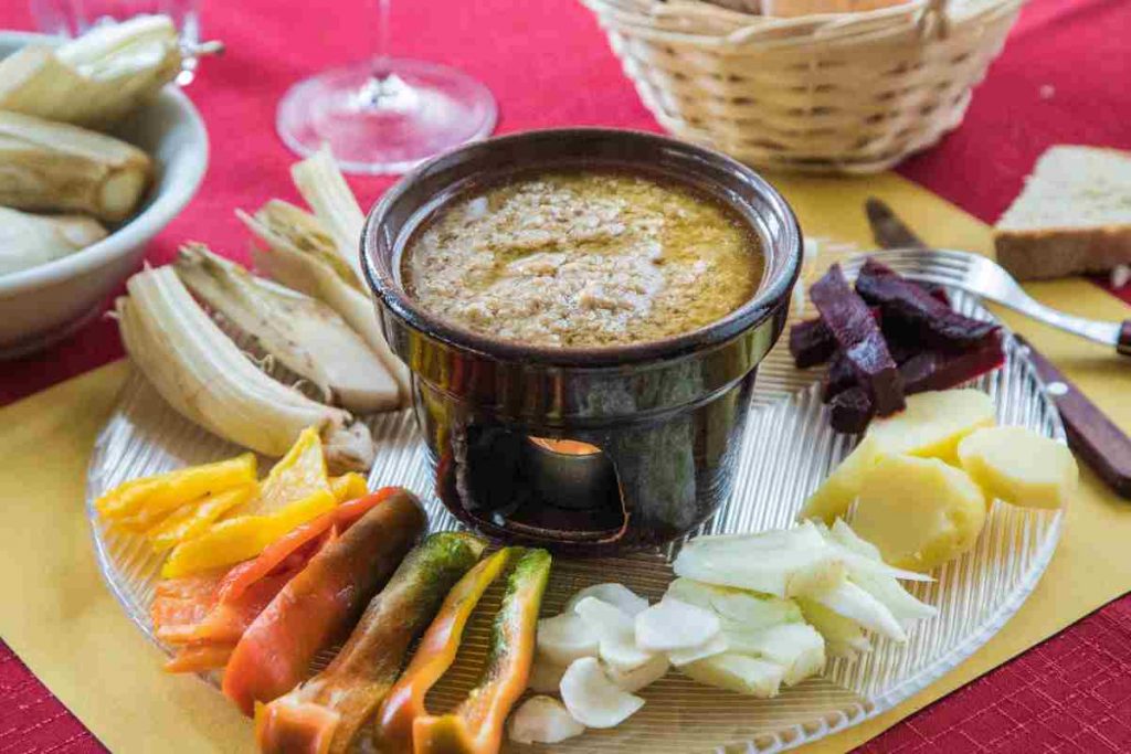 Bagna caoda nel fujot e verdure di accompagnamento in un vassoio