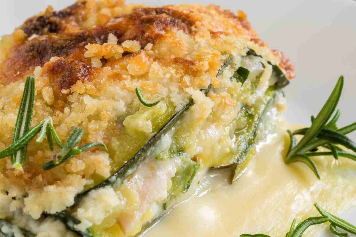 Fetta di Parmigiana di zucchine bianca in un piatto