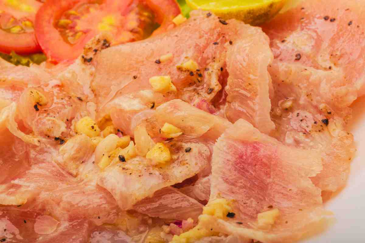 Carpaccio di pesce spada in un piatto