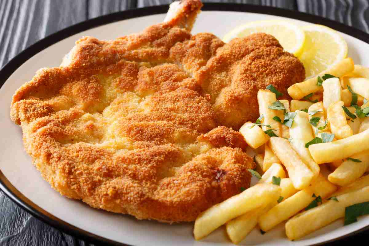 Cotoletta alla milanese, i segreti dello chef per un risultato perfetto, croccante fuori e carne tenera e succosa