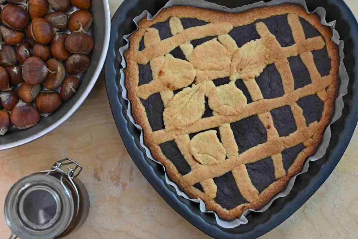 Crostata di castagne in uno stampo a forma di cuore