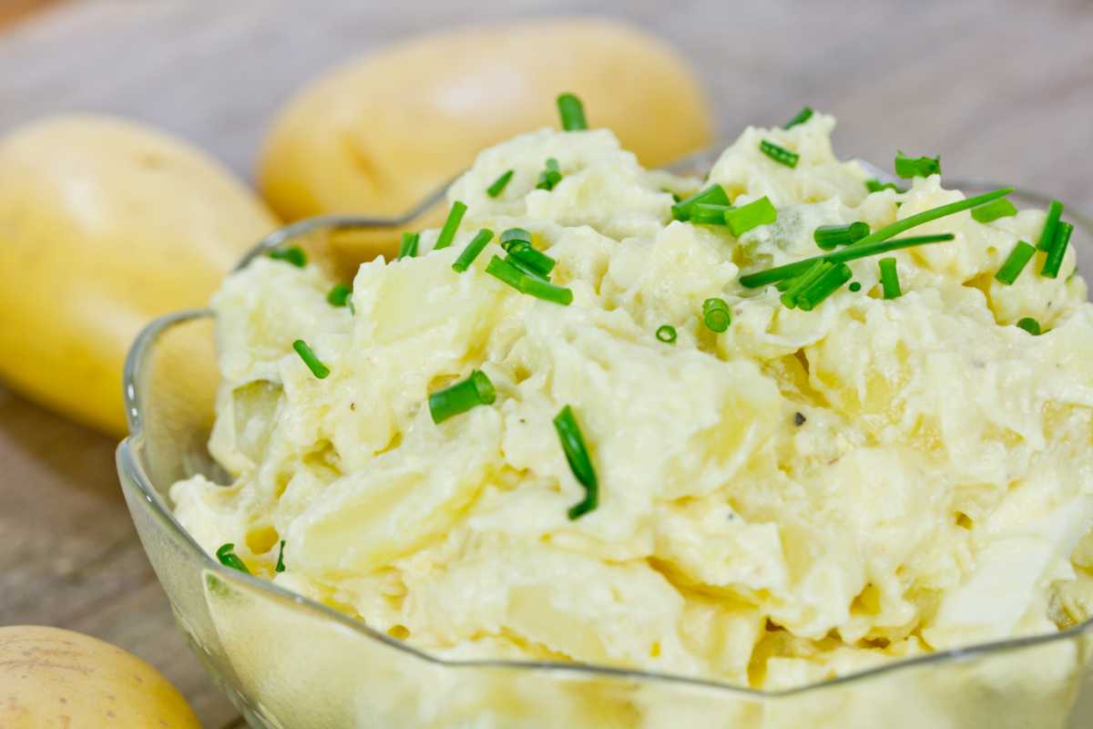 ciotola con insalata di patate, yogurt, maionese e senape con erba cipollina