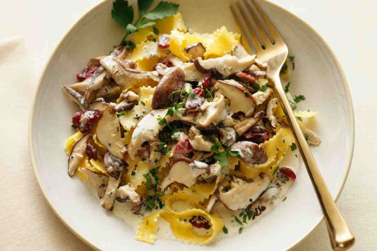 Pasta funghi e castagne in un piatto