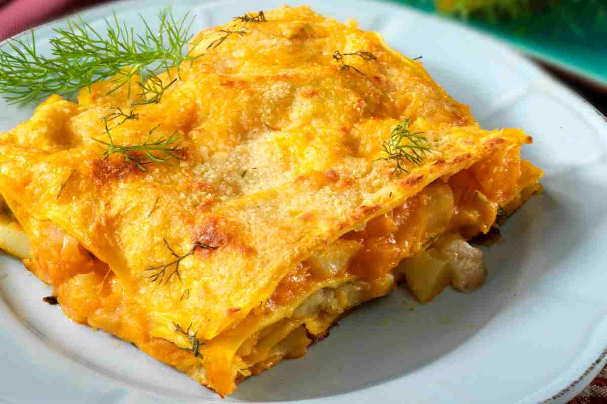 porzione di lasagne zucca e funghi porcini in un piatto