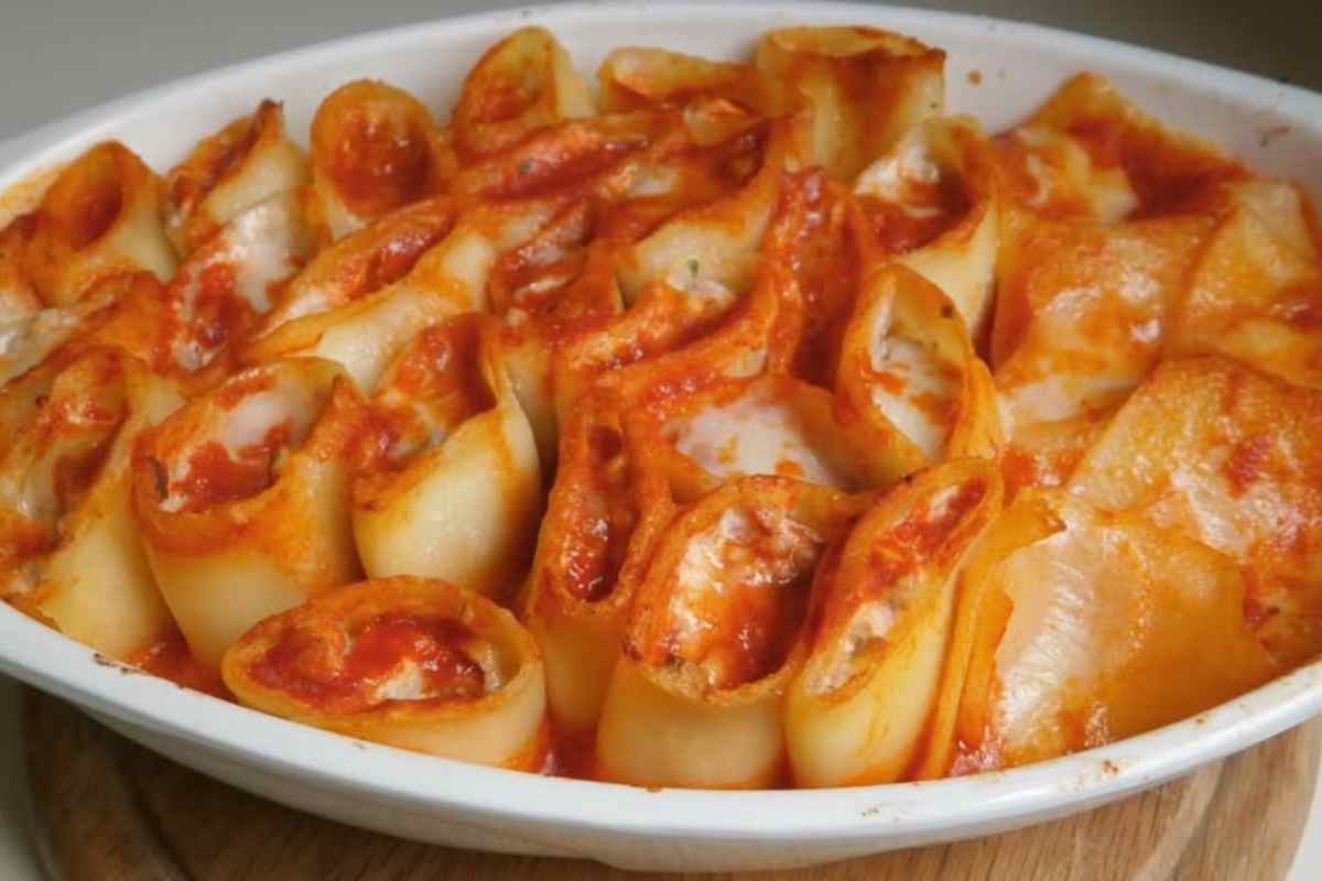 Paccheri ripieni di melanzane in una pirofila