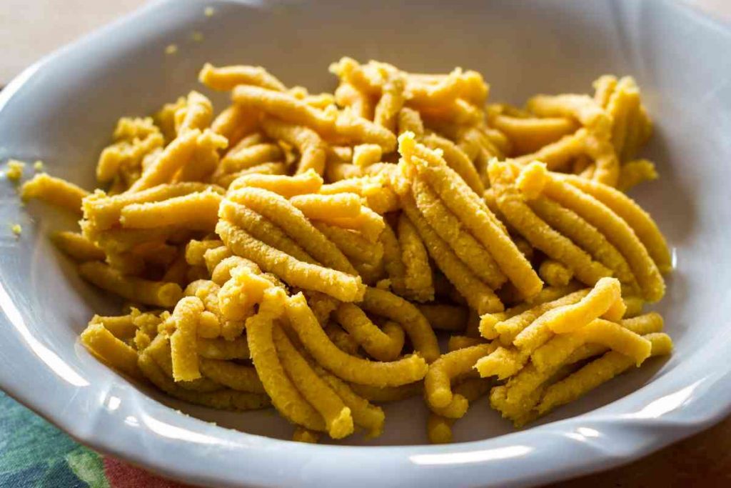 Passatelli in un piatto fondo pronti per qualche ricetta