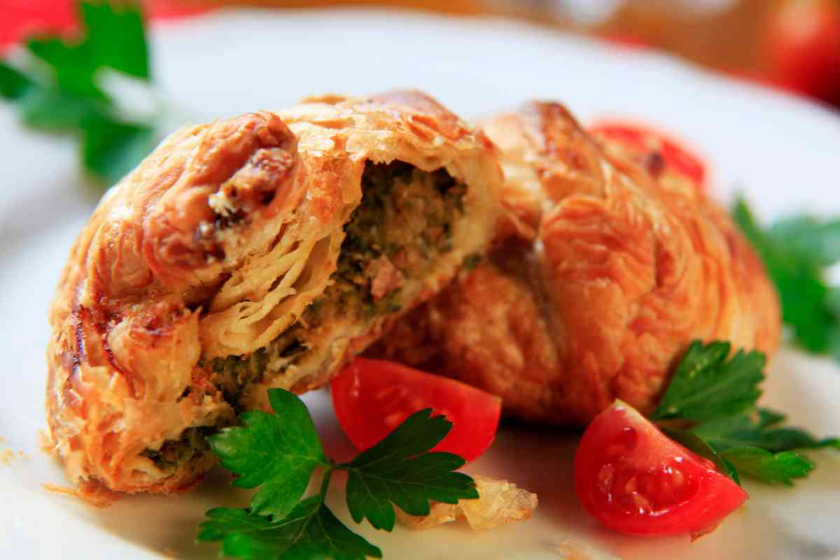 Fagottini di pasta sfoglia con carne e funghi in un piatto