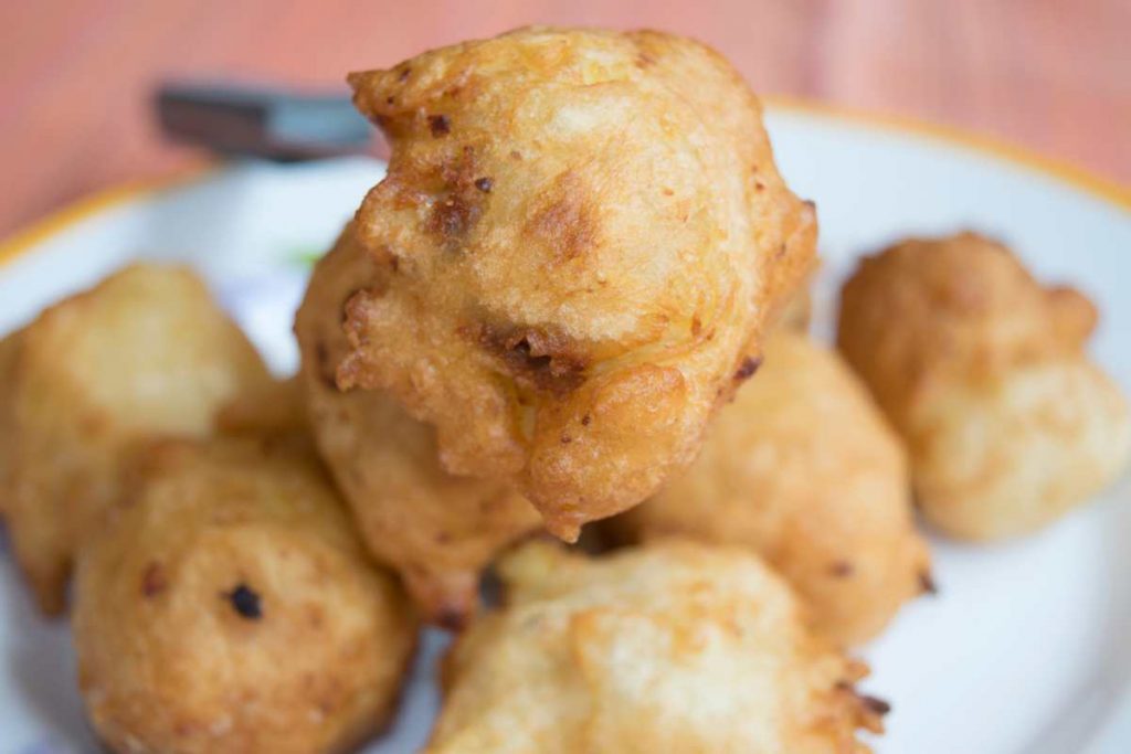 Frittelle di pasta cresciuta napoletane in un piatto