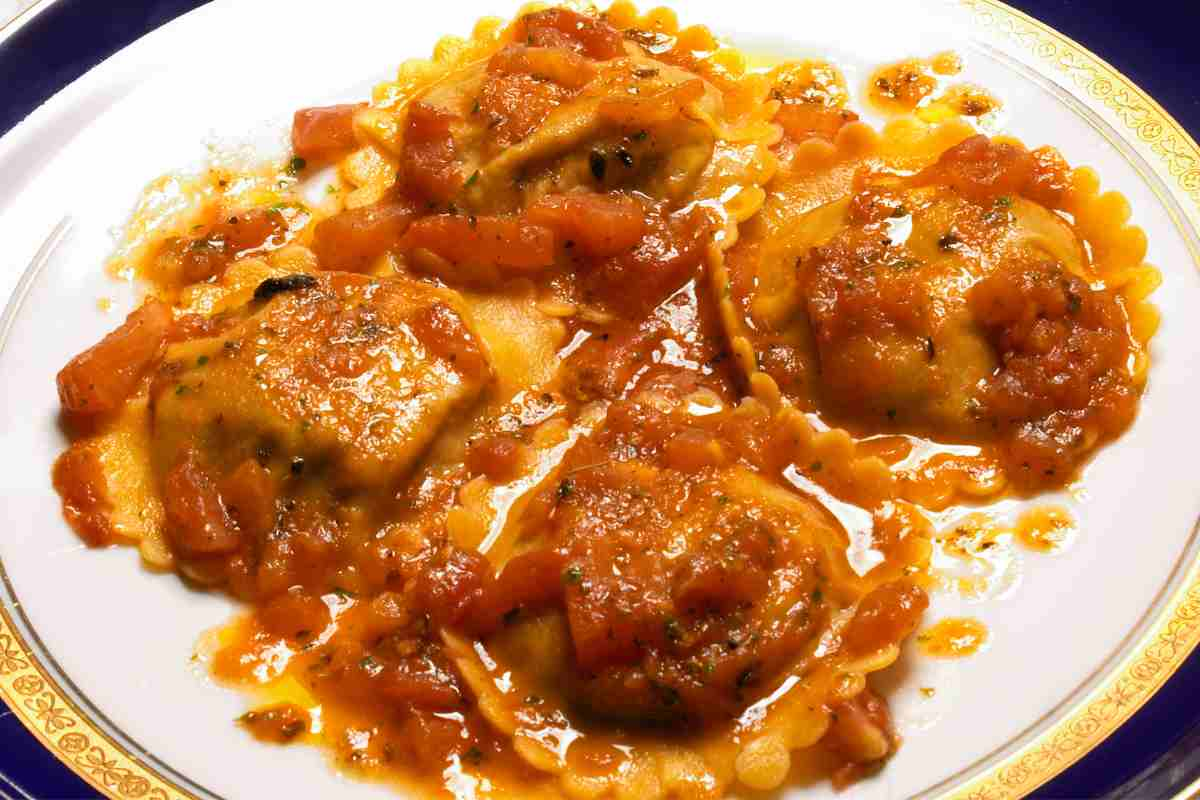 Ravioli di brasato con sugo di pomodoro in un piatto