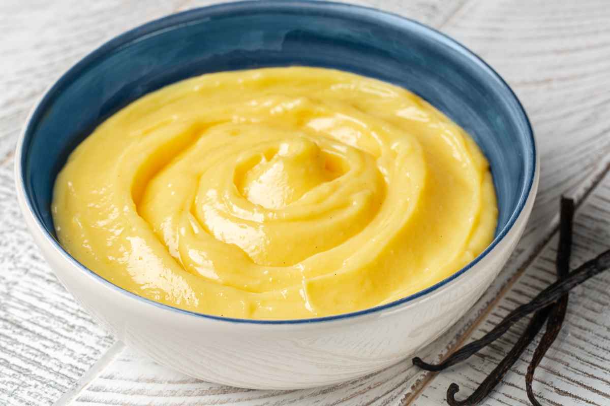 Crema alla vaniglia in una ciotola