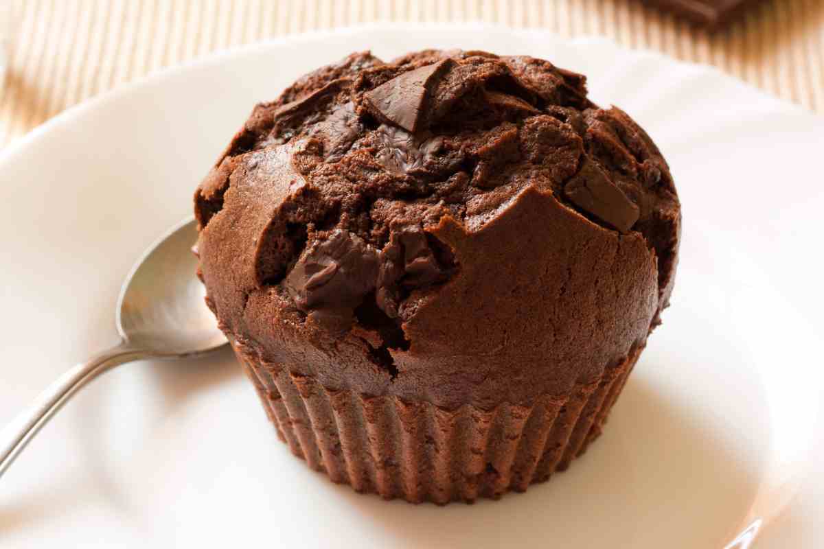 Muffin di San Valentino in un piattino con un cucchiaino