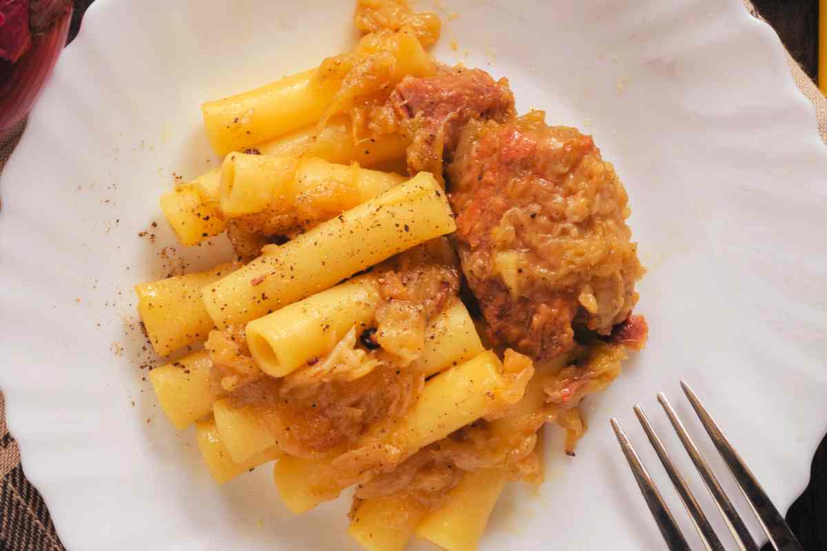 Pasta alla genovese napoletana in un piatto vista dall'alto