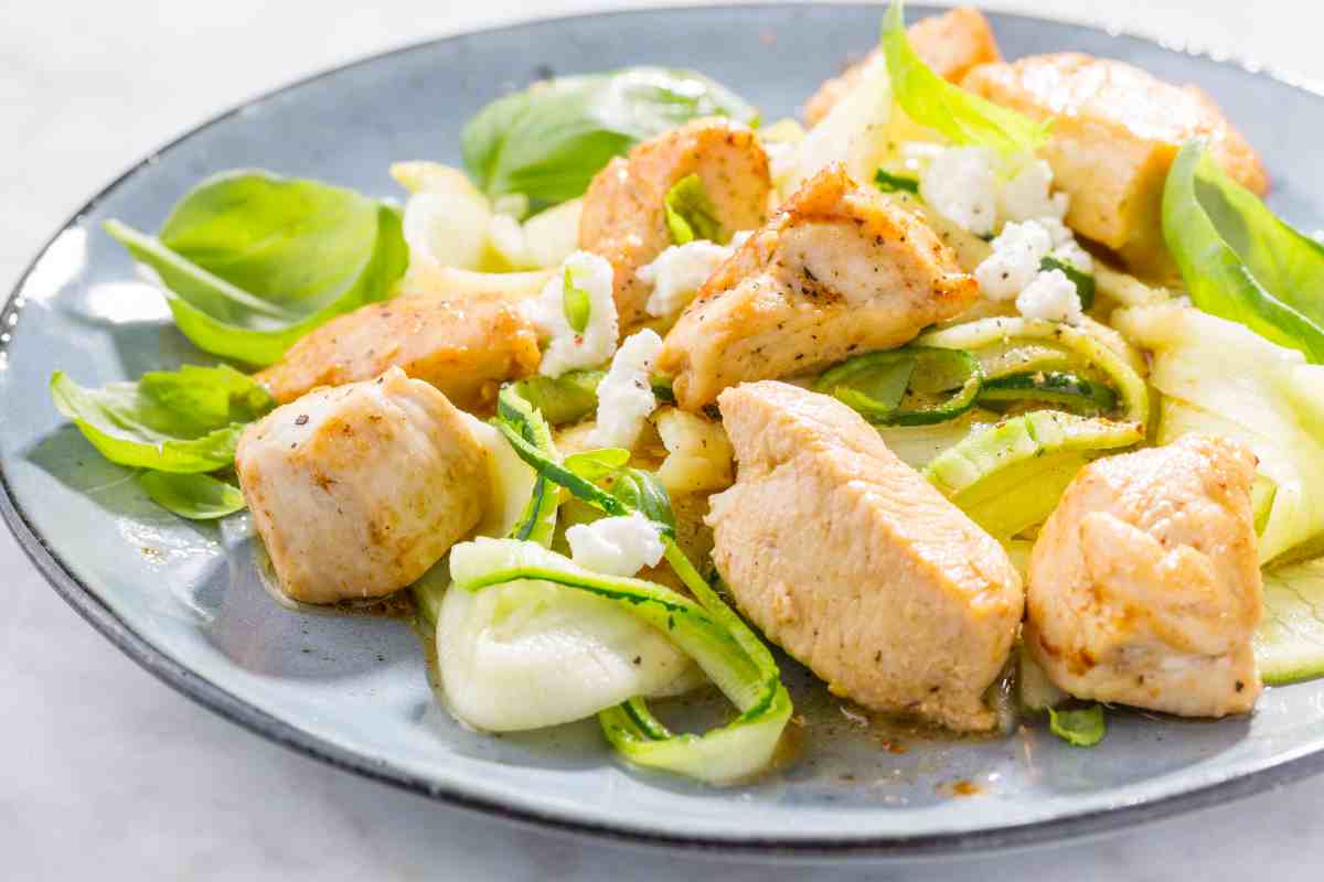 un piatto con dentro bocconcini di pollo e zucchine saltati in padella