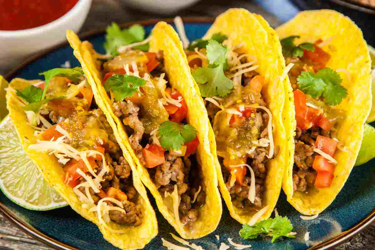 Tacos messicani con carne su un vassoio