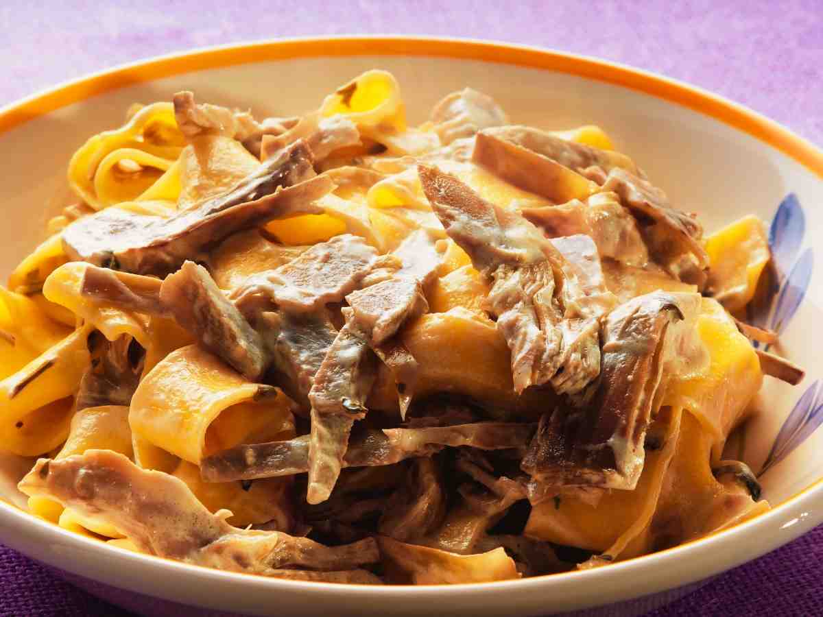 Tagliatelle ai carciofi in un piatto