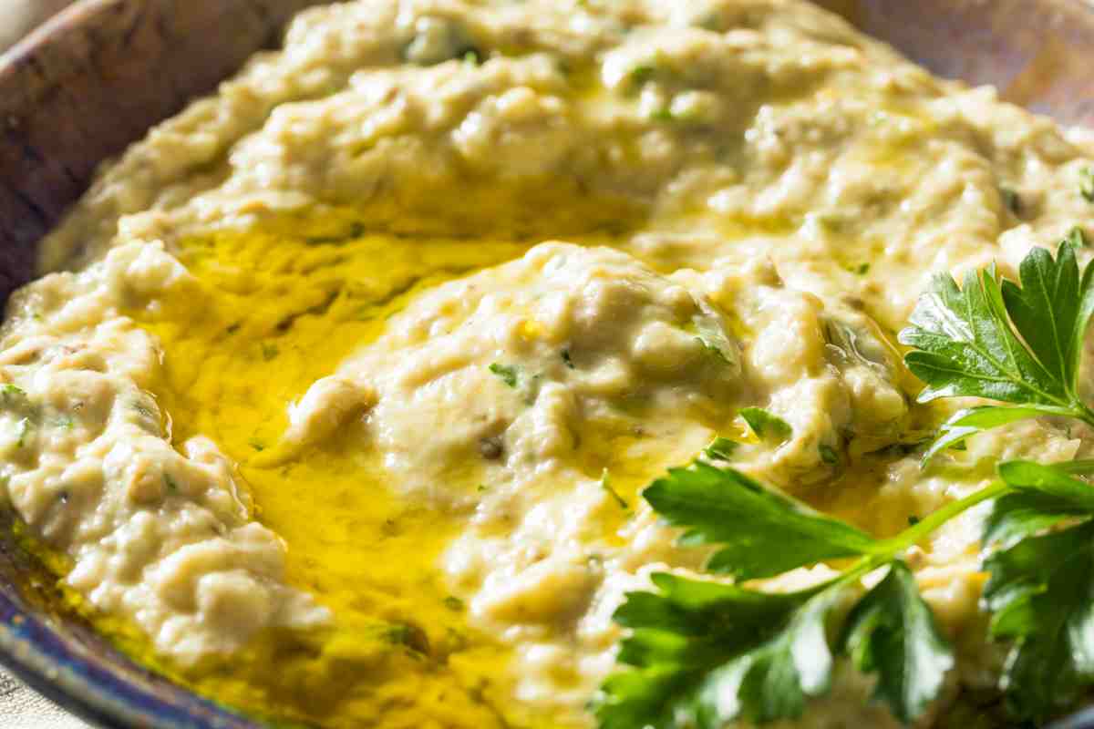 Baba ganoush visto da molto vicino, guarnito con prezzemolo e olio