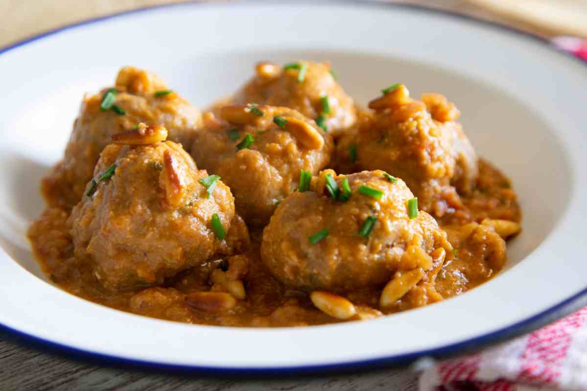 Polpette di carne in umido in un piatto