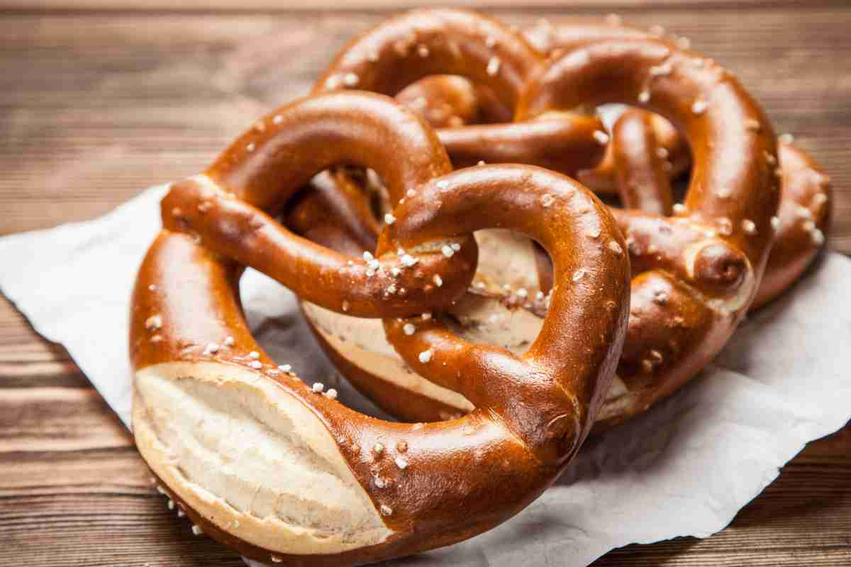 Pretzel su un tavolo