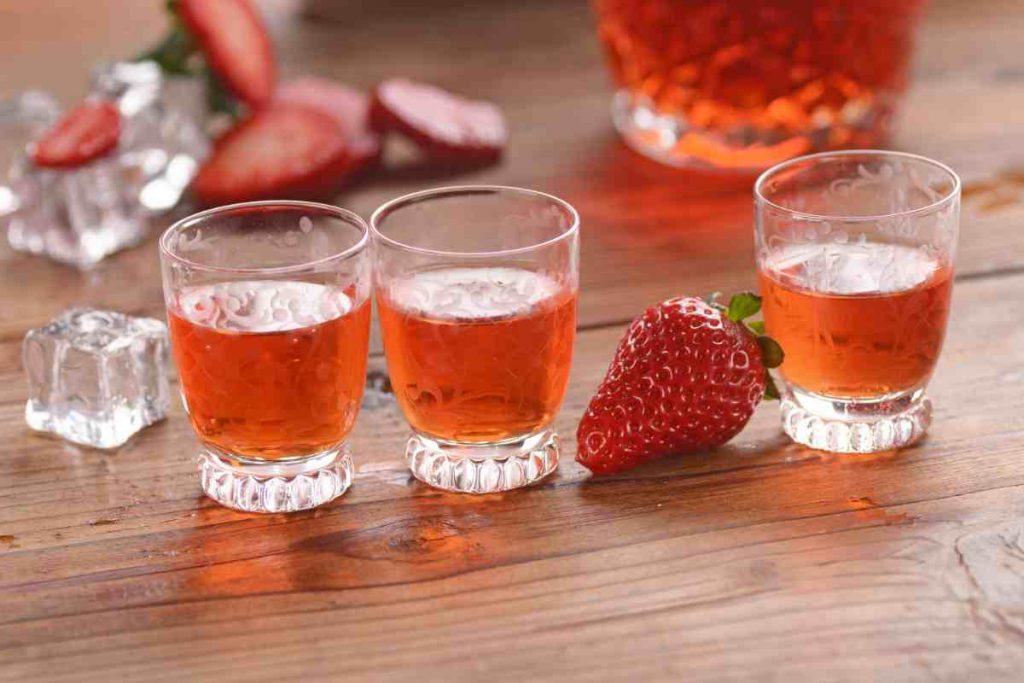 Ricetta fragolino, il liquore alle fragole è già versato in bicchierini