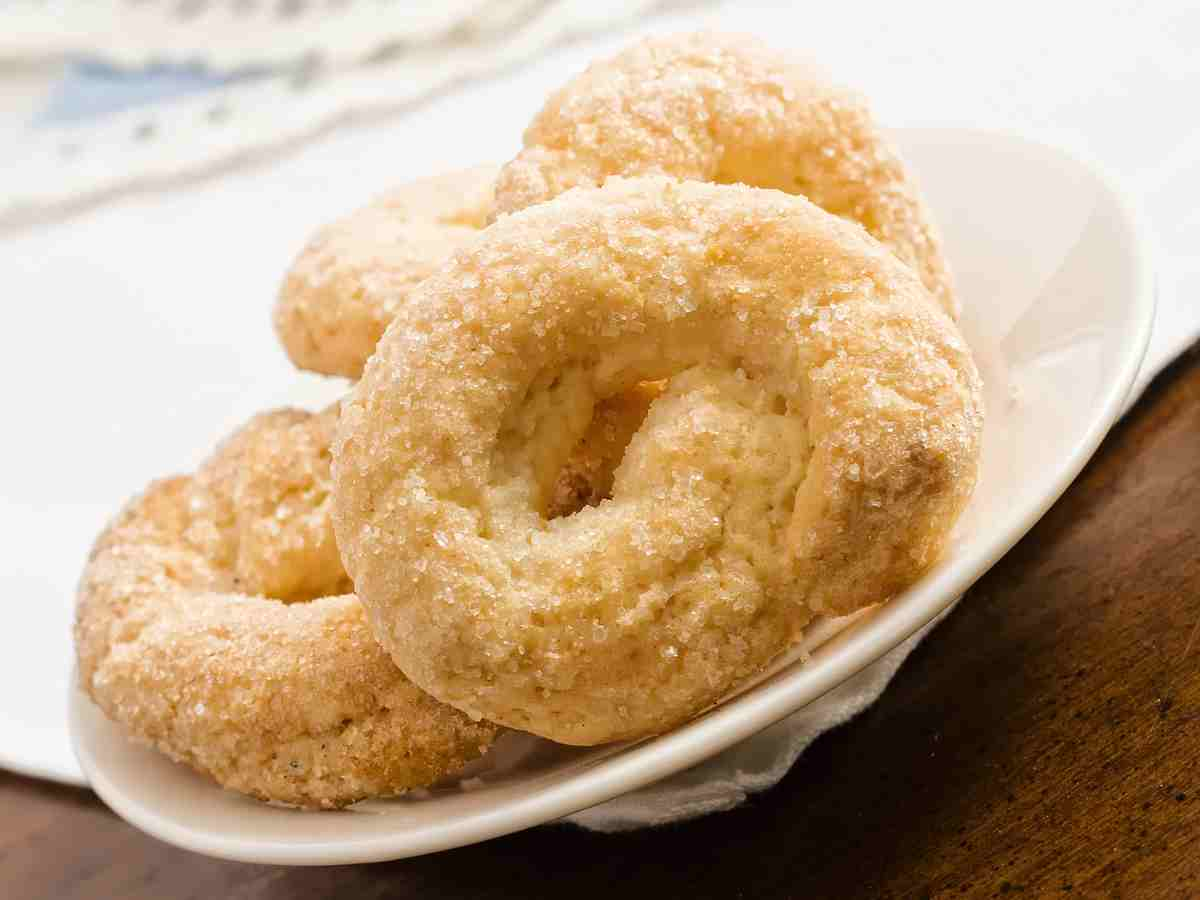 Taralli pugliesi con lo zucchero in un piatto