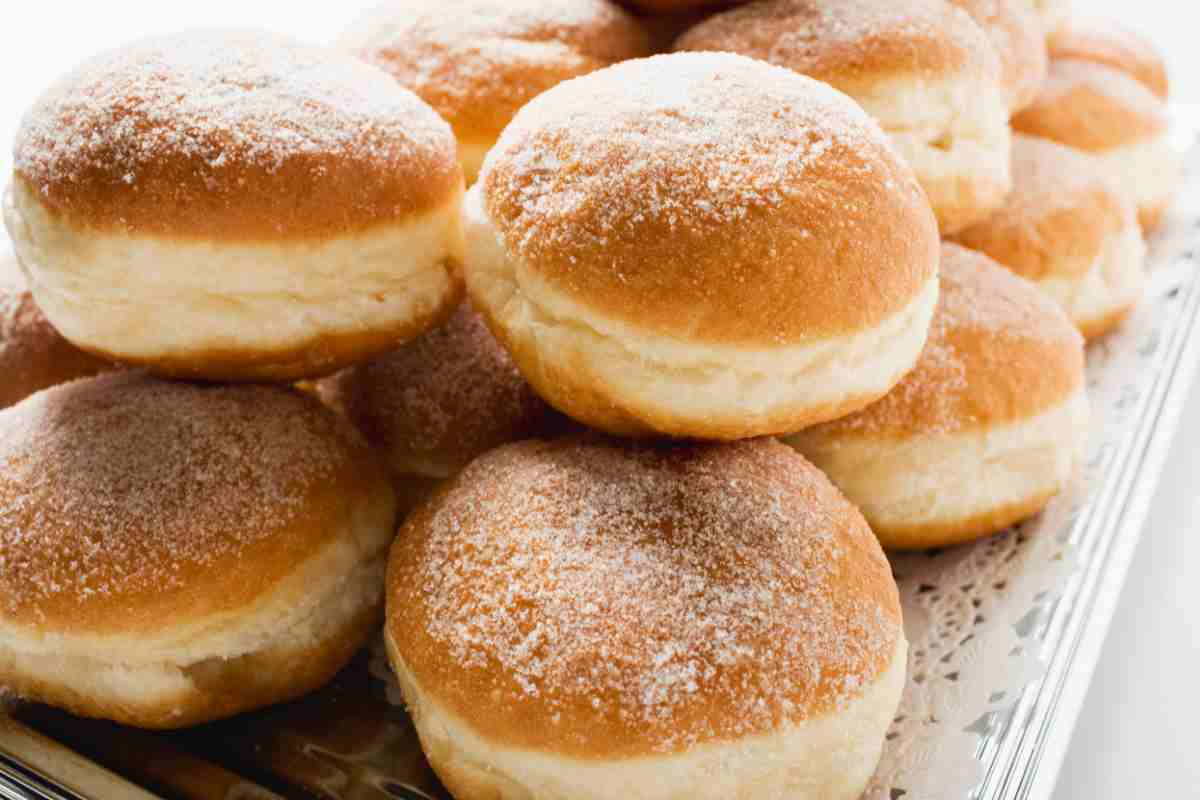 Bomboloni in un vassoio