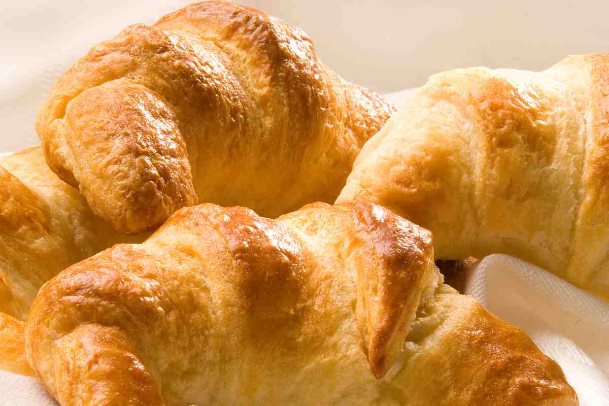 Brioches fatte in casa sofficissime come al bar, ti svelo il segreto per farle perfette